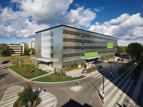 EEEL is clad in four profiles of aluminum panels that were fabricated by an auto-body shop when the custom profiles moved beyond the capacity of the curtainwall manufacturer’s facilities. 
