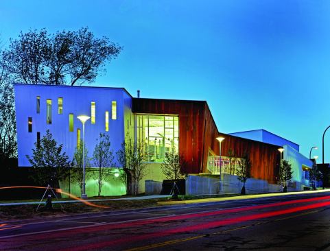 The massing of the Traverwood Branch Library consists of articulated volumes that form an L-shape on the site. Thin forms allow daylight to penetrate deep into the building and small, vertical windows on the southernmost facade admit light while protecting the building from glare and heat gain.