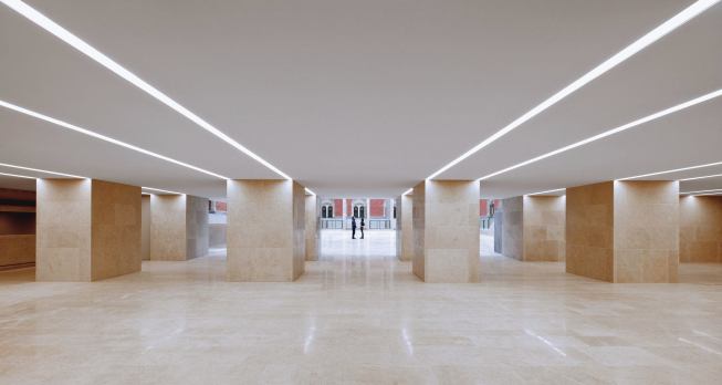 The passageway connecting the courtyards.