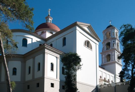 The building's white stucco-clad facade and terra-cotta roof tiles fit in with the aesthetic of the other campus buildings. However, for the chapel, the quality of materials was higher—for example, the roof tiles are handmade in 38 different sizes. In addition, exterior details such as moldings and engaged columns are carved out of limestone rather than cast in plaster or stucco.