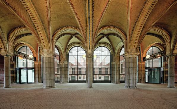 The ribbed, tiled vaults of the Museum Passageway beneath the Gallery of Honor were restored; arched windows overlook the renovated courtyards on either side. 