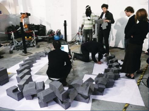 With the help of a six-axis KUKA robot that sliced foam blocks into complex shapes, "Explicit Bricks" built a compression-only structure.