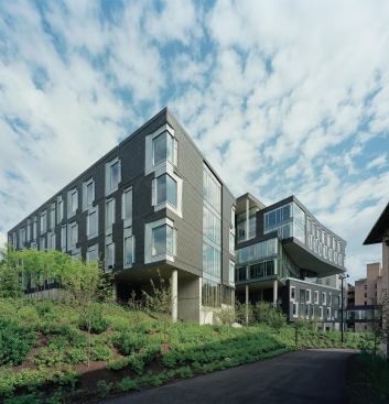 The sixth and seventh floors of the Gates Center are glass-enclosed and offset from the other floor plates. This glass volume is filled mainly with open project space and a collaborative commons, as well as conference rooms and select faculty offices. The glazing continues on the façades lining the courtyard spaces between the two buildings, creating a visual connection between them.