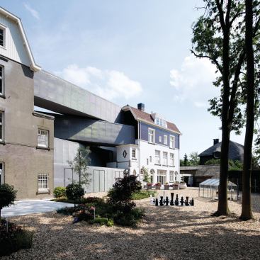 The ground-floor exit on the north façade opens onto a garden court.
