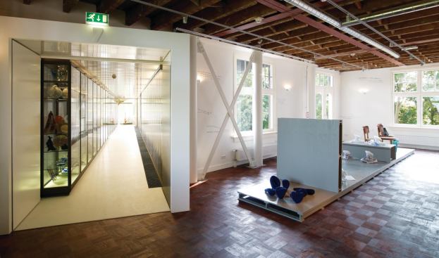 The exhibition galleries of the National Glass Museum occupy two historic houses on the Royal Leerdam glass factory site. Now opened to the public, these spaces hold rotating shows of glassware from around the Netherlands. The bulk of the company's archive and permanent collection is now stored—and on display—in a series of bridges that span the gap between the two houses.