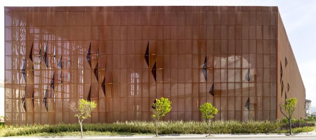 The metal façade opens the building to the natural elements.