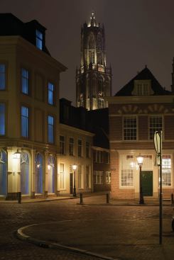 Visible from different vantage points in the city, the light sequence is timed to take place just before the striking of the hour. 