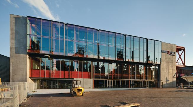 For the largely glazed north face, the floor-to-ceiling windows showcase the musical performances taking place within to those on the adjacent plaza.