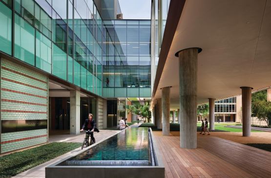 However, glazing is dominant in the courtyard between the two volumes, allowing daylight to penetrate the interiors.