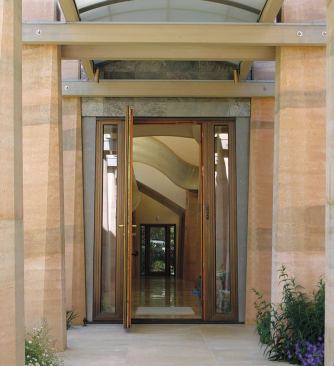 Interior light is reflected onto sprayed earth walls and rammed earth columns via massive slidingglass doors and skylit towers.