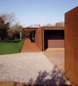 A linear walkway leads to an indented entry hall.
