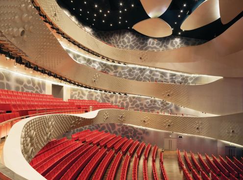 The 6,000-seat opera 

house is the centerpiece 

of the complex. With 

seats spread across four levels, and shielded by molded balconies, the space maintains a 

compact footprint.