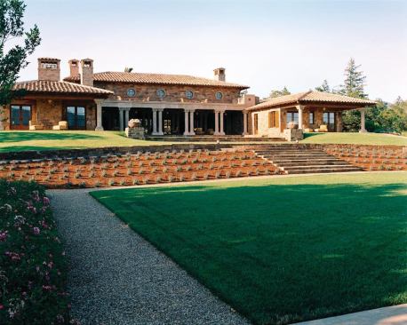 Like many JMA projects over the years, this weekend retreat in Kenwood, Calif., draws its inspiration from the wine-growing regions of the Mediterranean.

