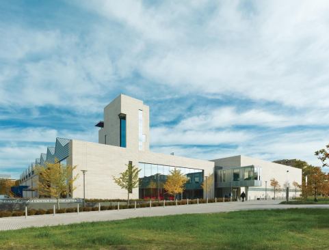The southern façade is the public face for the residential communities on Chicago’s South Side. An entrance underneath the projecting glass-and-metal volume leads to a lobby from which the performance venues can be accessed.
