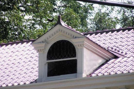 After a lengthy search Mozen discovered three brothers in Chicago at Renaissance Roofing who owned an old government press. Handcrafter Homes hand delivered sample of the original metal tiles. The brothers made – on by one – 4,240 pieces of galvanized steel tiles, 720 pieces of valley and eave, 257 pieces of decorative hip/ridge, and 4 decorative finials. The pieces were coated in Kynar finish.