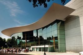 Vancouver-based architect Bing Thom, AIA, enclosed both Weese buildings in a new structure, now known as the Mead Center for American Theater. (The Fichandler Stage is visible behind the glass at lower left.)