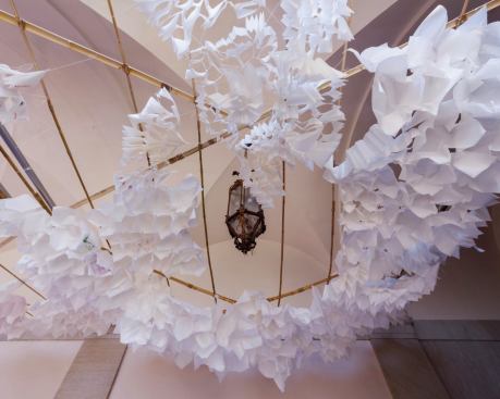 During the day, the paper lanterns are illuminated by direct daylight and help reflect the light on the loggia's wall and ceiling surfaces. 