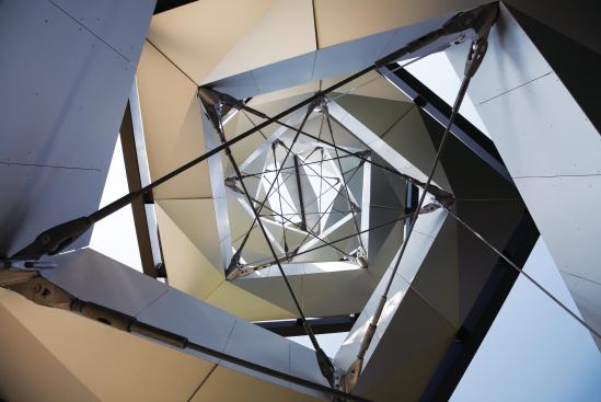 By using a few building components—cables, beams, and panels—as well as a single configuration for every structural joint, Christoph Mayr and Klaus Loenhart developed a striking piece of architecture.