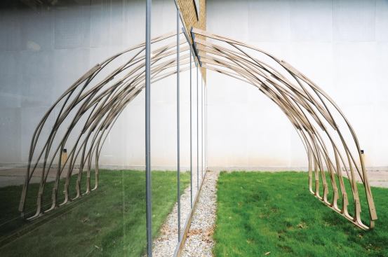 Once testing was completed and the structural system determined, the team built a full-scale prototype of one half of the potentially fully arched structure. In this partial form, the system can serve as a brise-soleil for an existing building.