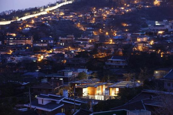 View of the house and gallery in its surrounding context. 