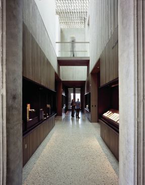 On the ground floor, exhibit display cases are illuminated by adjustable LED tracklights. This provides for curatorial flexibility and ensures limiting light exposure at close range.