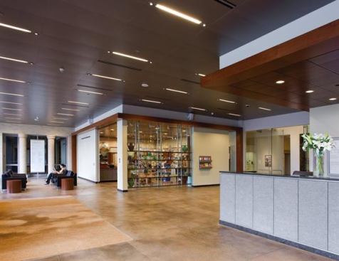 The new glass-front lobby has expanded ticketing and waiting areas, as well as a museum store. Nestled between two 1982 Hardy Holzman Pfeiffer–designed pavilions, the new north addition retains the pavilions' brick façades and columns so that visitors are aware of the boundary between new and older spaces.