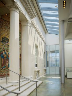 A canted skylight connects the roof of the original museum building to the lower roof of the south addition in the winter garden. Unlike the central skylight, these panels are clear glass, allowing sunlight to wash across the 1929 façade.