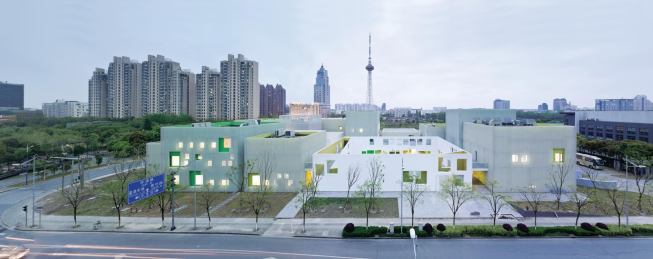  The low, human-scaled volumes that make up the new Youth Center together create a campus of structures connected by courtyards, paved walkways, and a series of bridges. 