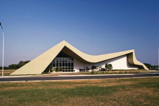 Like much of Niemeyer’s work, the Ministry of Defense auditorium is partially below grade.