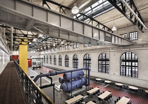 Now, the great hall that once housed chillers, hydraulic pumps, and turbine generators has been transformed into the center’s entrance, assembly room, and cafeteria. Windows were restored and outfitted with double glazing, the skylight was upgraded with Kalwall panels, and the existing mezzanine was extended to accommodate a teachers lounge.