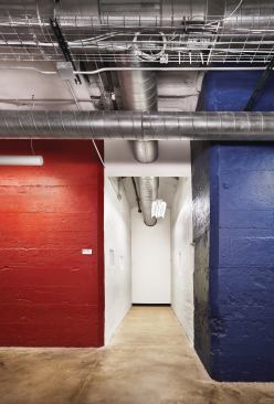 Working with the vocabulary of piping already in place, the architects chose to run wiring to teachers’ carrels and tutoring rooms through a series of cable trays that are suspended from the ceiling.