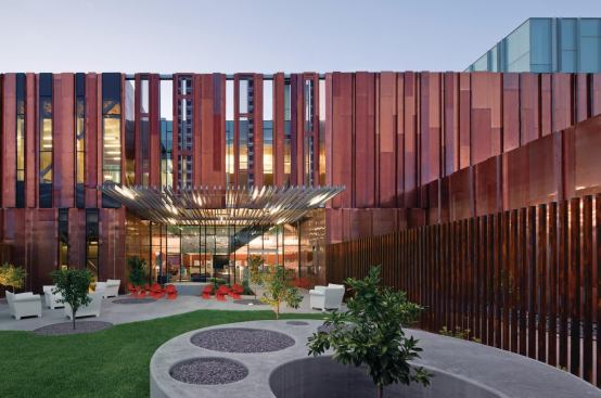 Canopies over the entrances, including the one into the children’s courtyard, provide shade to soften the transition between the harsh Phoenix sunlight and the building interior.