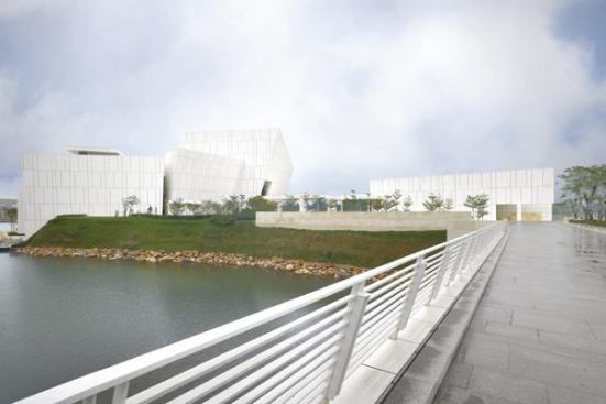 The approach to Richard Meier’s new OCT Shenzhen Clubhouse is characterized by the opaque façades of both the main clubhouse (at left) and adjacent fitness center (at right). 