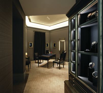 In the private sales rooms, a custom-designed system of cool (4000K) and warm (3000K) lamped fixtures work in concert to highlight the client’s face and the jewels.