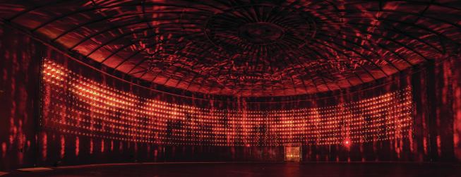 Every evening at midnight, the white LEDs switch to red for one hour and give the silo’s interior a warm, red glow.