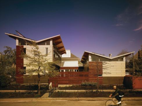 Positioned at the center of the 50-foot-by-100-foot urban infill lot, the U-shaped LEED-Platinum house has two east-westoriented wings, joined by a foyer, that face each other across a courtyard. 