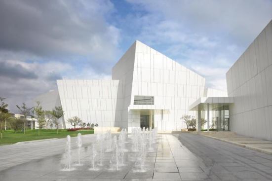 The entrance of the main clubhouse breaks with Meier’s typically orthogonal approach to design. But the prismatic volume is clad with trapezoidal Corian panels that re-establish the perpendicular geometries of a 90-degree grid.
