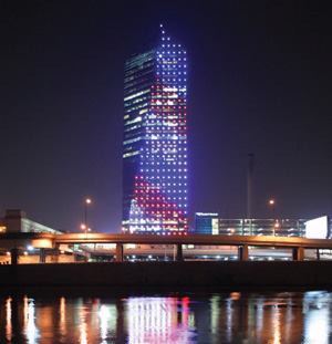 The Cira Centre (top and above) is able to achieve colors and patterns on the façade through the use of LED technology, which helps the exterior lighting stand out from the interior office illumination. 