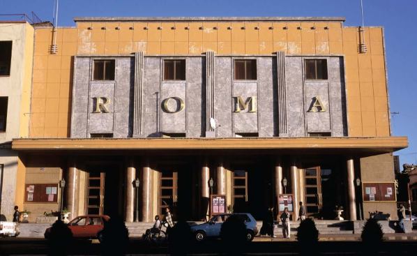 The façade of the cinema, partly clad in marble, shows the strong influence of the Italian Art Deco style.