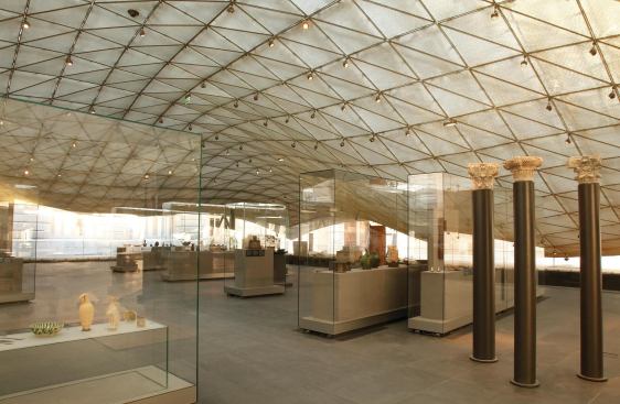 Bellini designed the installation space with architect–engineer Renaud Piérard, fashioning elegant glass vitrines to hold exhibits.


