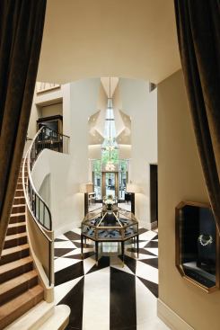Cool and warm color temperature light sources are used throughout the store to highlight the jewelry and the prospective buyers.