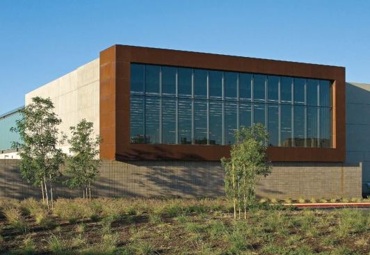 From inside, it offers a panorama of the mountains in the distance, as with the clear glass used on the west side. 