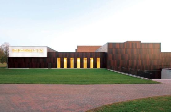 The low profile of the north façade intentionally defers to the original auditorium's monumental scale.