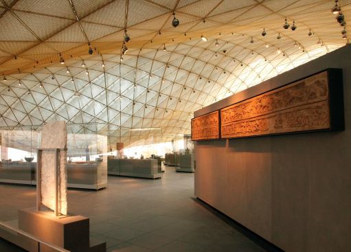 The virtrines are arranged to encourage visitors to create their own paths through the galleries, instead of following a prescribed "death march" that many museums favor. 