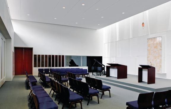 For the east-facing ark wall at B’nai Israel, HGA created a screen out of three layers of thin, white acrylic, illuminated by both artificial and natural light.