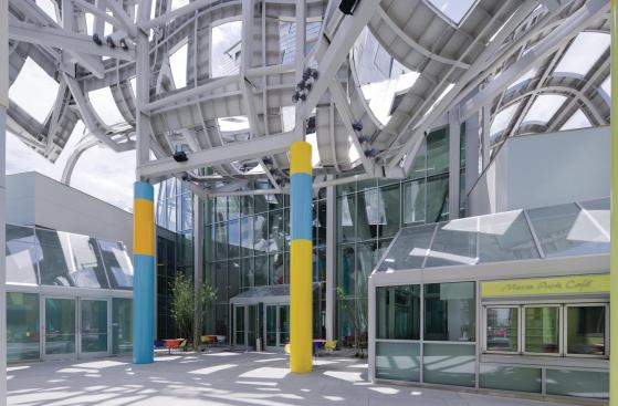 The draped steel fa§ade that dominates the complex is composed of an undulated steel frame clad in 560 unique panels.