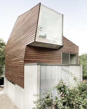 Enclosing a garage, a workshop, and a guest apartment, this building’s angular geometry responds to site conditions, views, and solar orientation.