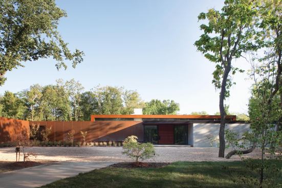 Dubbed Heavy Metal, the house reflects the owner’s family business—making sheet-metal scales that vary in size from those used in a small laboratory to 18-wheeler weighing.