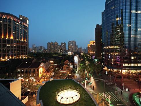 3000K ceramic metal halide floodlights illuminate the skylight from the roof at night. The luminaires are mounted on stems  that emulate the prongs of a jewel setting.