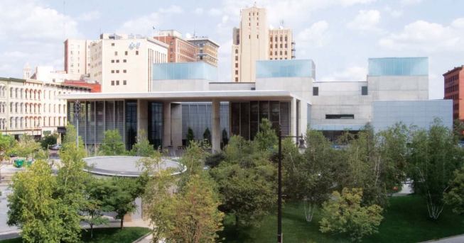 RATIONAL RESTRAINT

The museum, positioned on the same city block as Maya Lin's Ecliptic Park, projects a sense of openness through its transparent, modulated façade, daylit interior courtyard, and comfortable scale. 